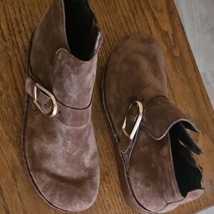 Tan Chukka Boots with Suede Texture and Relaxed Design